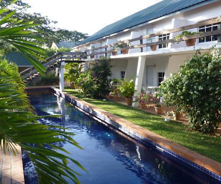 Summerland Suites Bon Accord Village 외부 사진